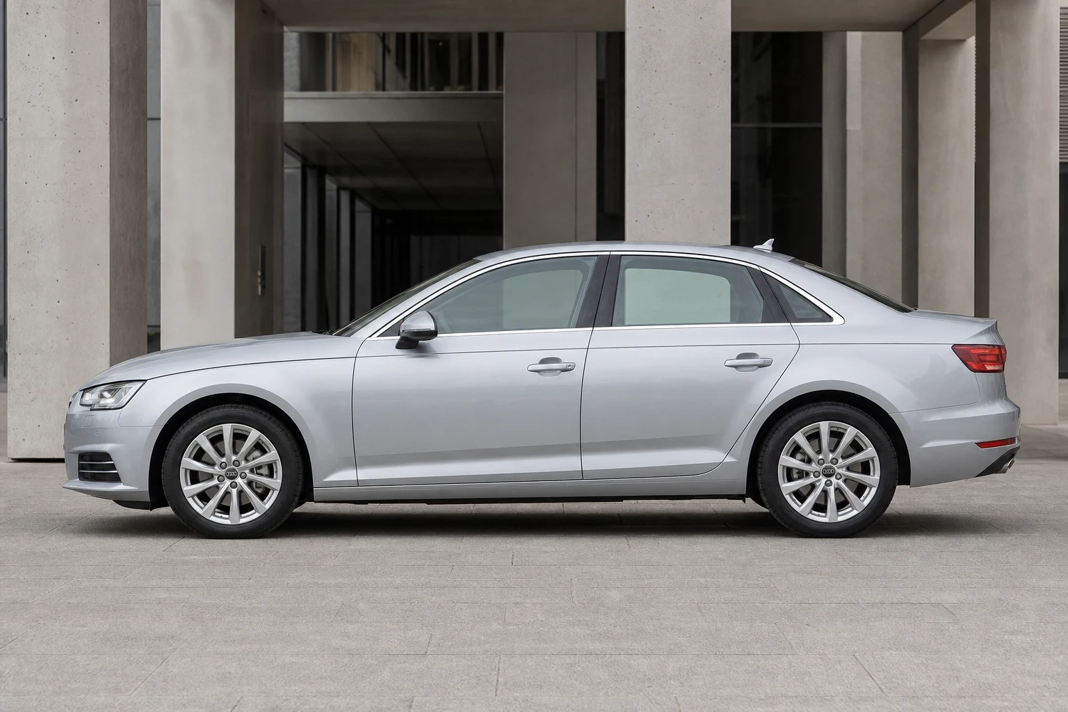 Seitenansicht (Fahrerseite) des Audi A4 5. Gen als A4/S4 Limousine (mit KI erzeugt)