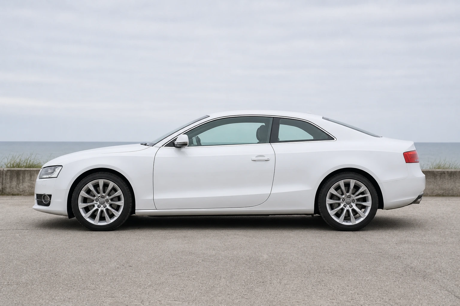 Seitenansicht (Fahrerseite) des Audi A5 1 als Coupé (mit KI erzeugt)