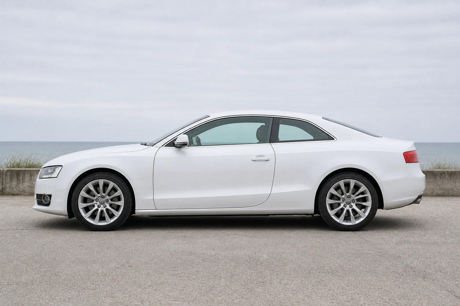 Seitenansicht (Fahrerseite) des Audi A5 1 als Coupé (mit KI erzeugt)