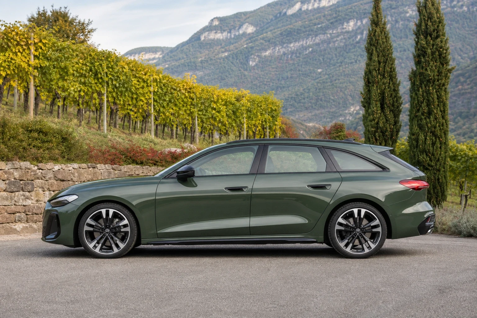Seitenansicht (Fahrerseite) des Audi A5 3 als Kombi (mit KI erzeugt)