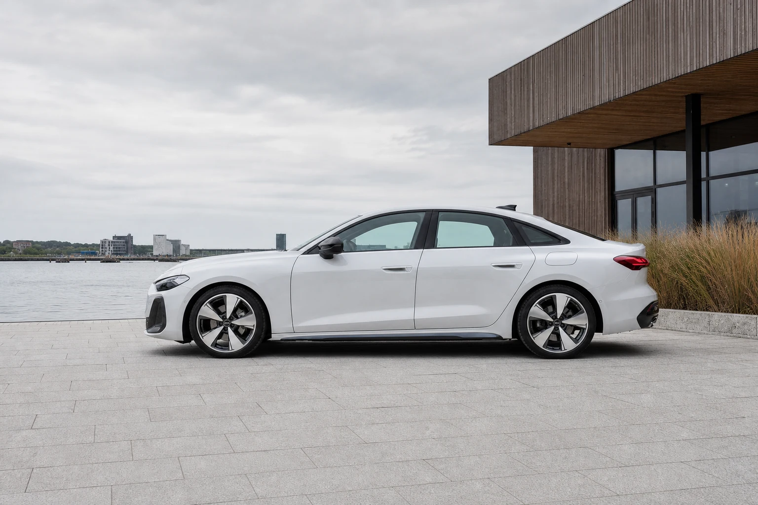 Seitenansicht (Fahrerseite) des Audi A5 3 als Schrägheck (mit KI erzeugt)
