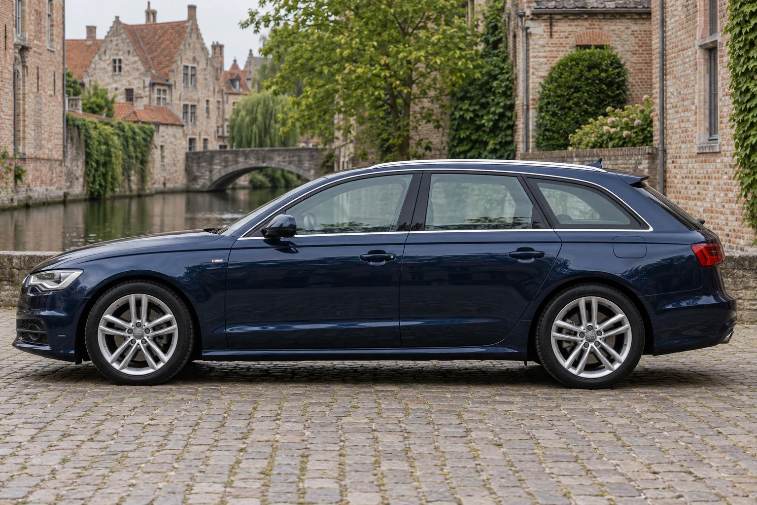 Seitenansicht (Fahrerseite) des Audi A6 4 als Avant / Kombi, Allroad quattro (mit KI erzeugt)