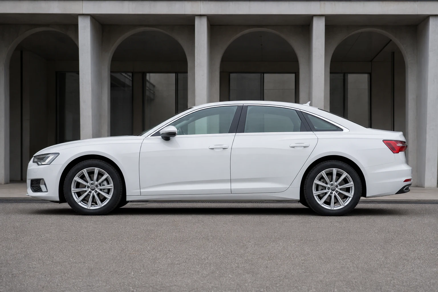 Seitenansicht (Fahrerseite) des Audi A6 5. Gen als Limousine (mit KI erzeugt)