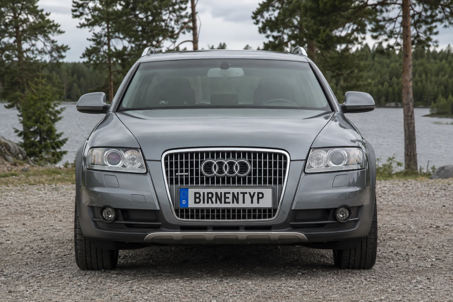 Frontansicht des Audi A6 C6 (Allroad quattro) (mit KI erzeugt)