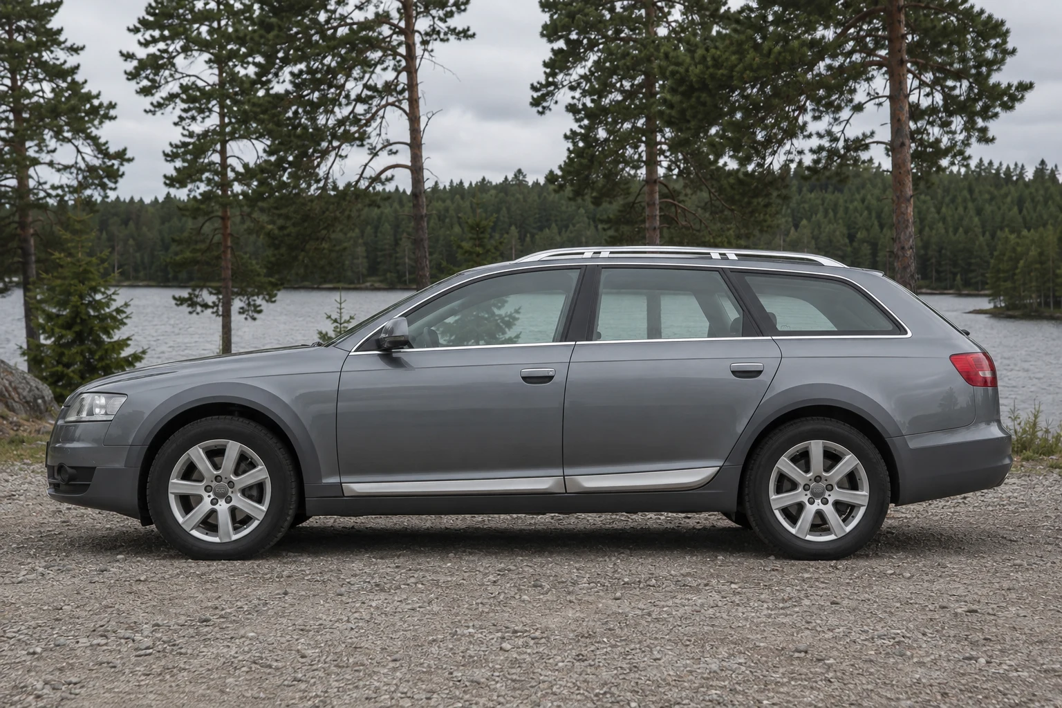 Seitenansicht (Fahrerseite) des Audi A6 C6 als Allroad quattro (mit KI erzeugt)