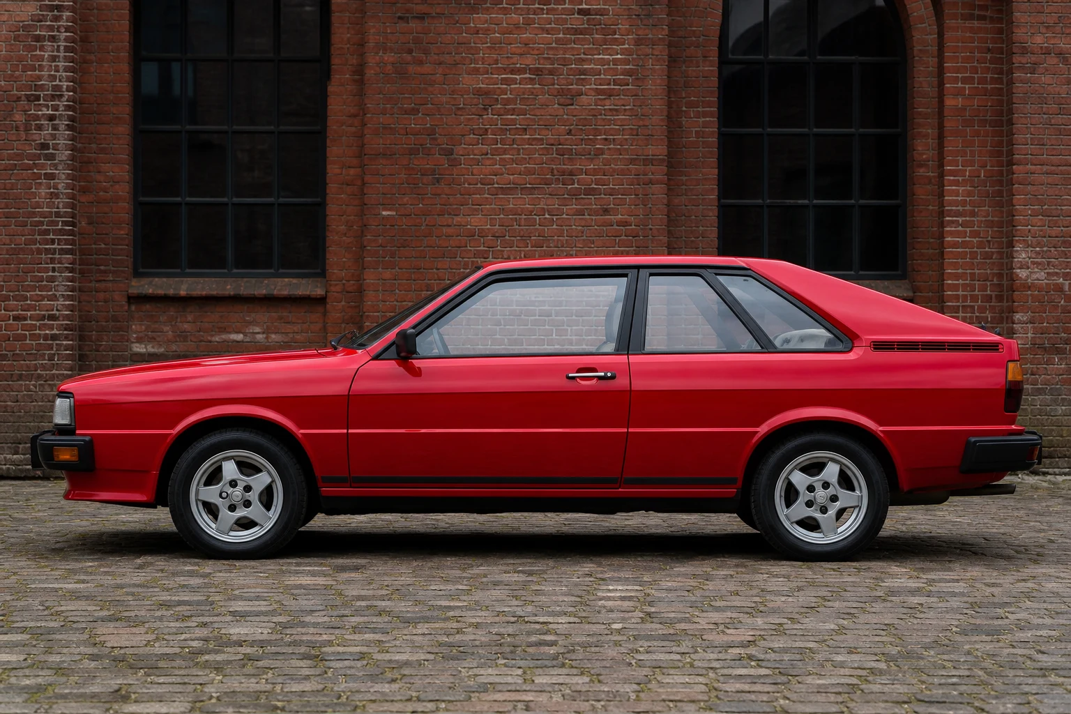 Seitenansicht (Fahrerseite) des Audi Coupé 1 als Coupé / GT (Typ 81/85) (mit KI erzeugt)