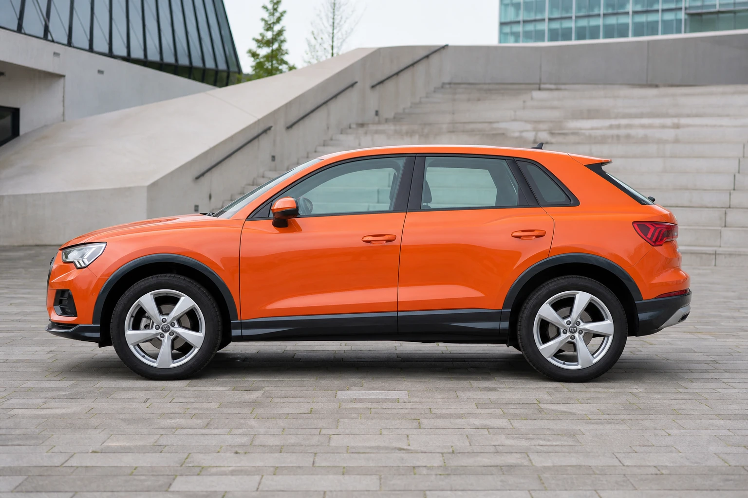 Seitenansicht (Fahrerseite) des Audi Q3 2 als SUV (mit KI erzeugt)