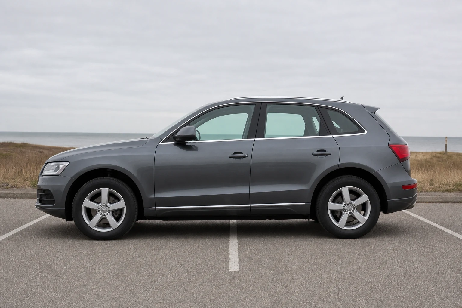 Seitenansicht (Fahrerseite) des Audi Q5 1. Gen als SUV (mit KI erzeugt)