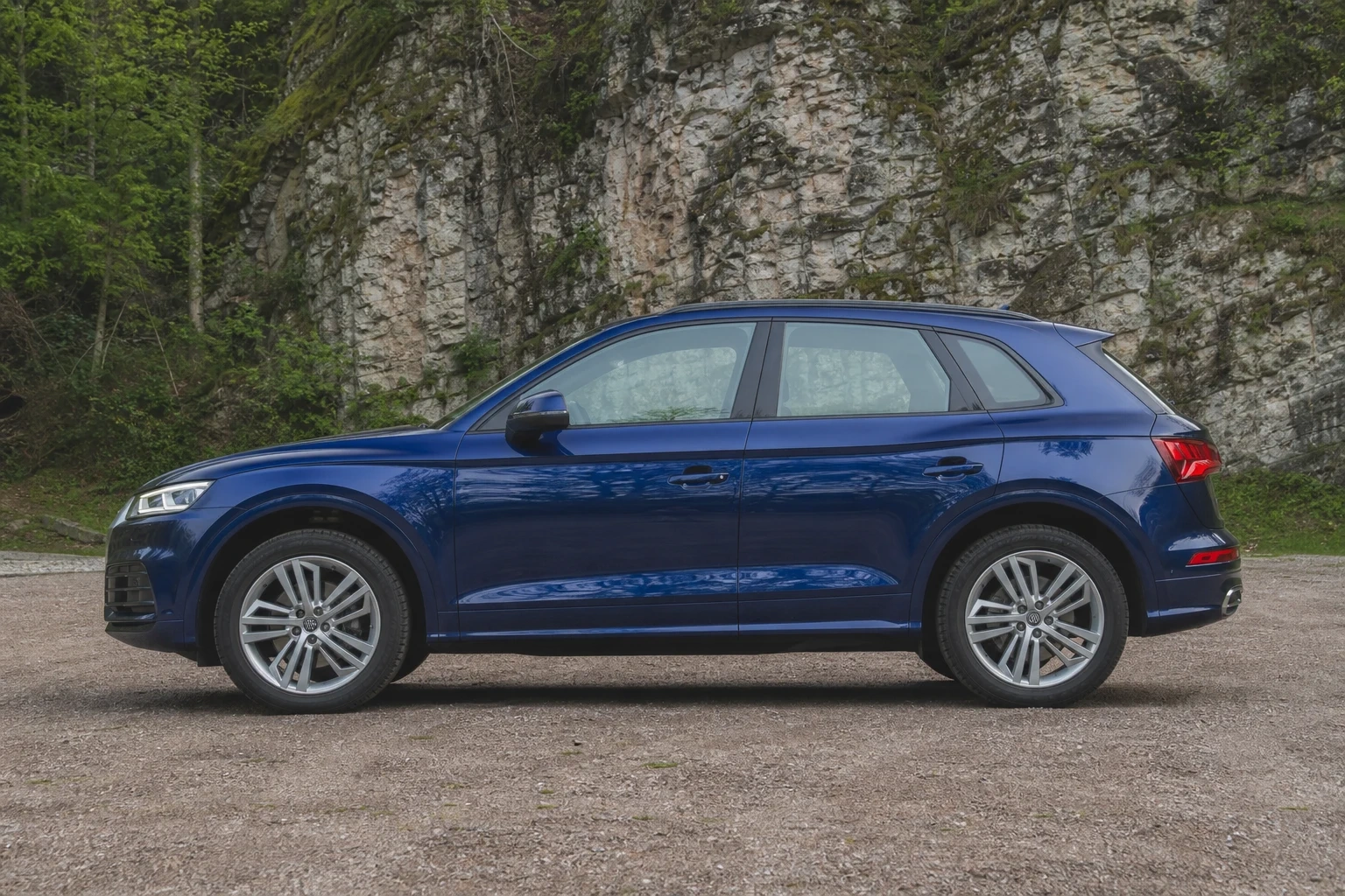 Seitenansicht (Fahrerseite) des Audi Q5 2. Gen als SUV (mit KI erzeugt)