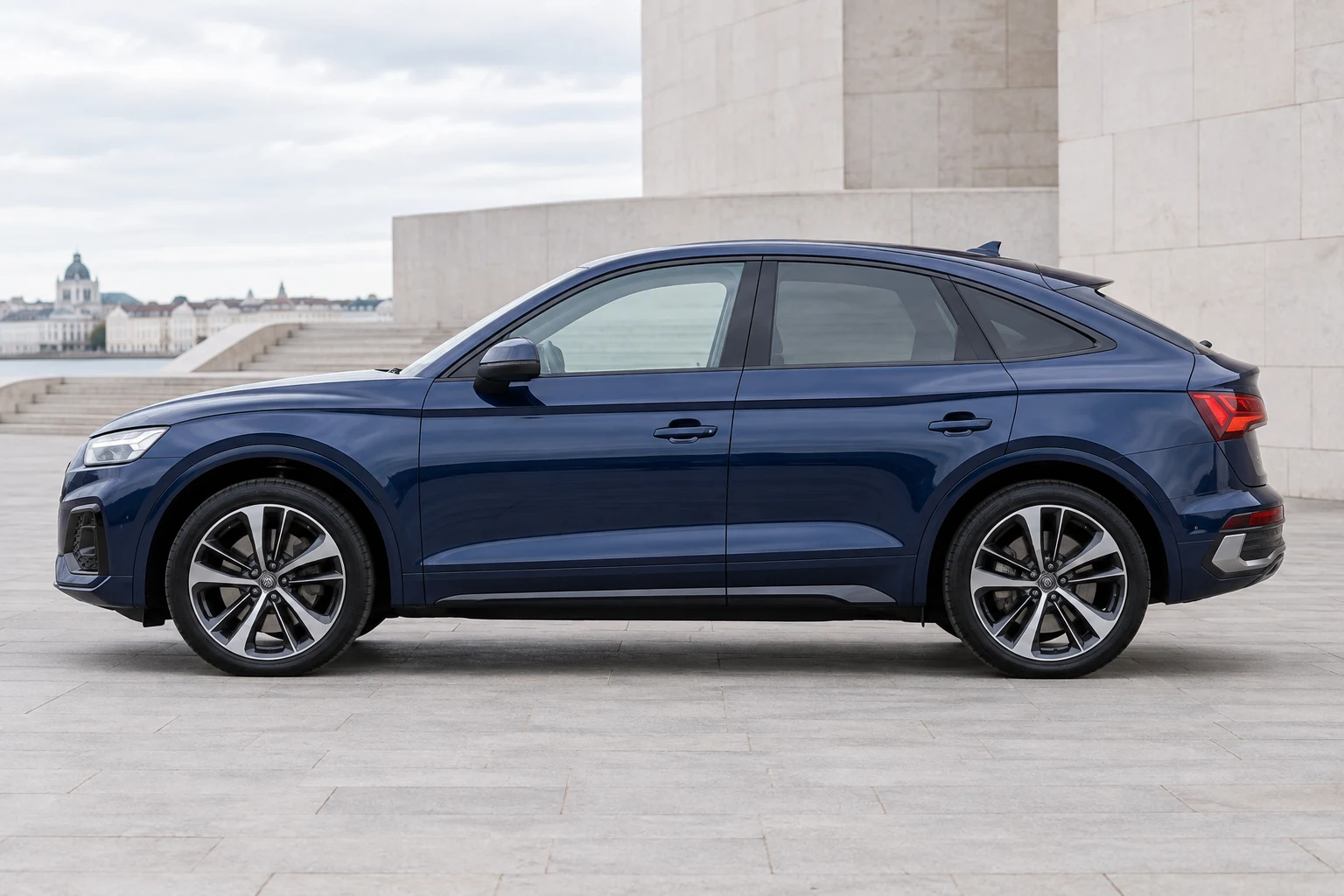 Seitenansicht (Fahrerseite) des Audi Q5 2. Gen als Sportback (mit KI erzeugt)