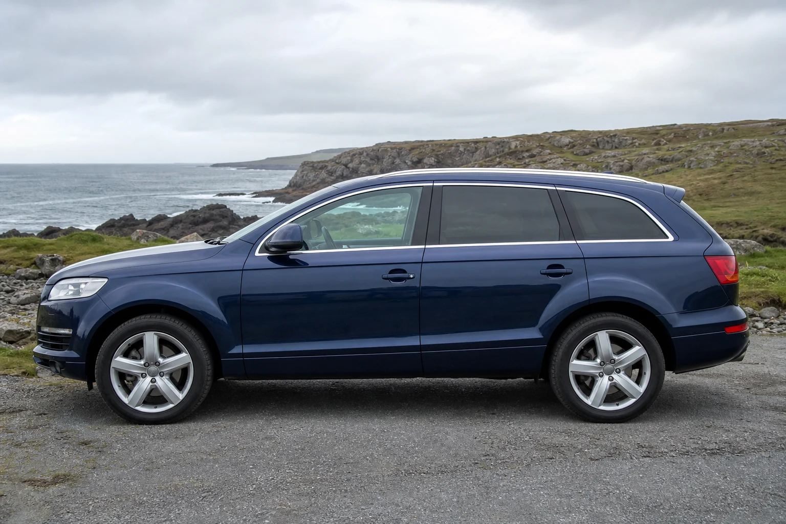 Seitenansicht (Fahrerseite) des Audi Q7 1 als SUV (mit KI erzeugt)