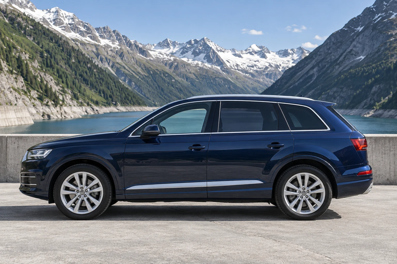 Seitenansicht (Fahrerseite) des Audi Q7 2 als SUV (mit KI erzeugt)
