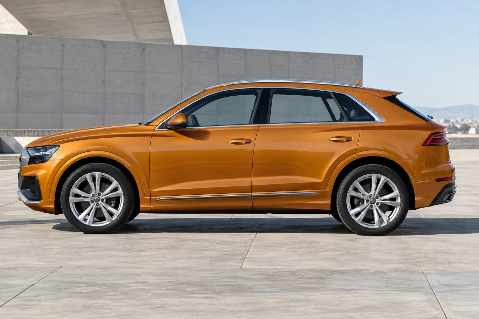 Seitenansicht (Fahrerseite) des Audi Q8 1 als SUV (mit KI erzeugt)