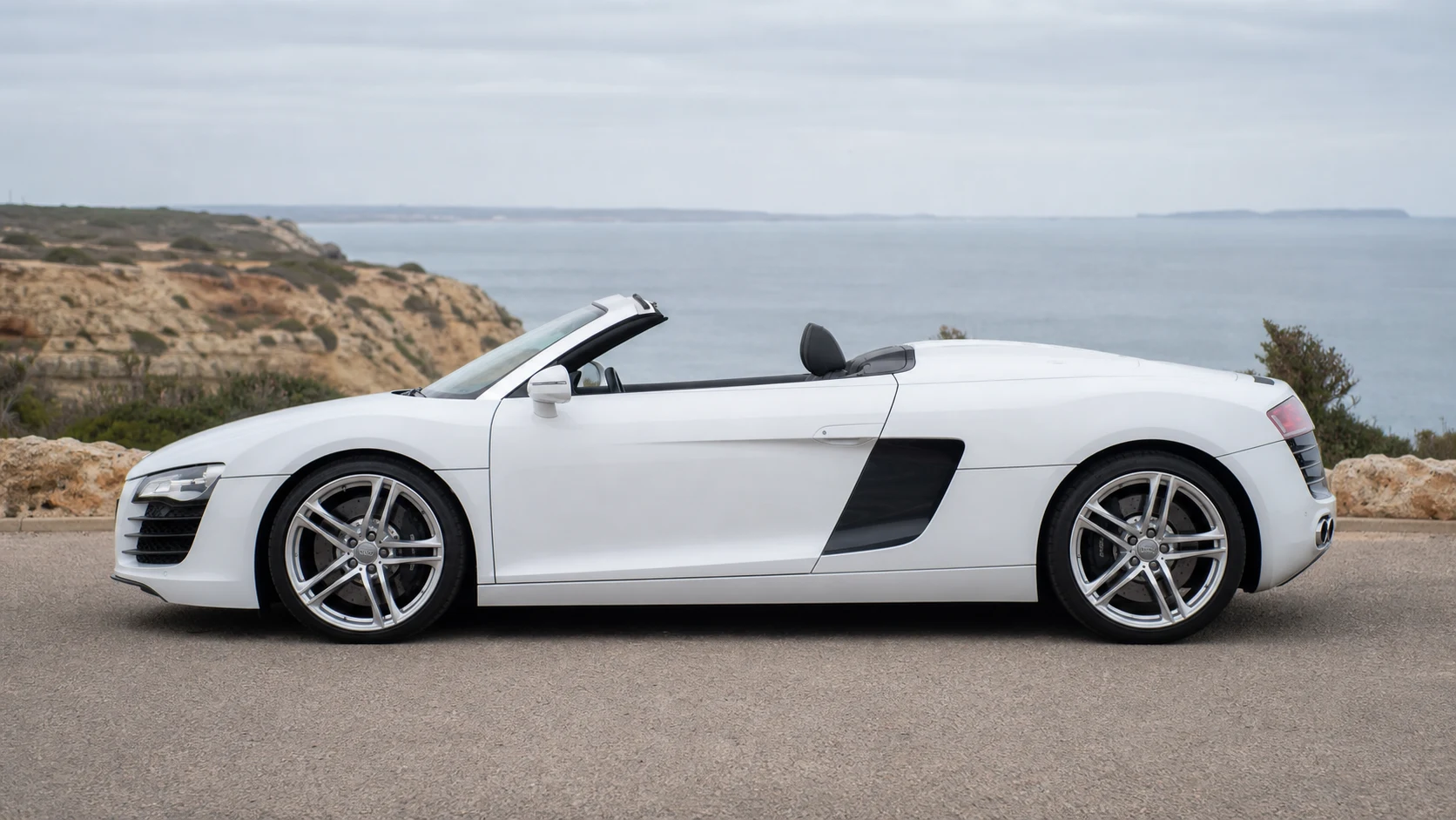 Seitenansicht (Fahrerseite) des Audi R8 1 als Spyder (mit KI erzeugt)