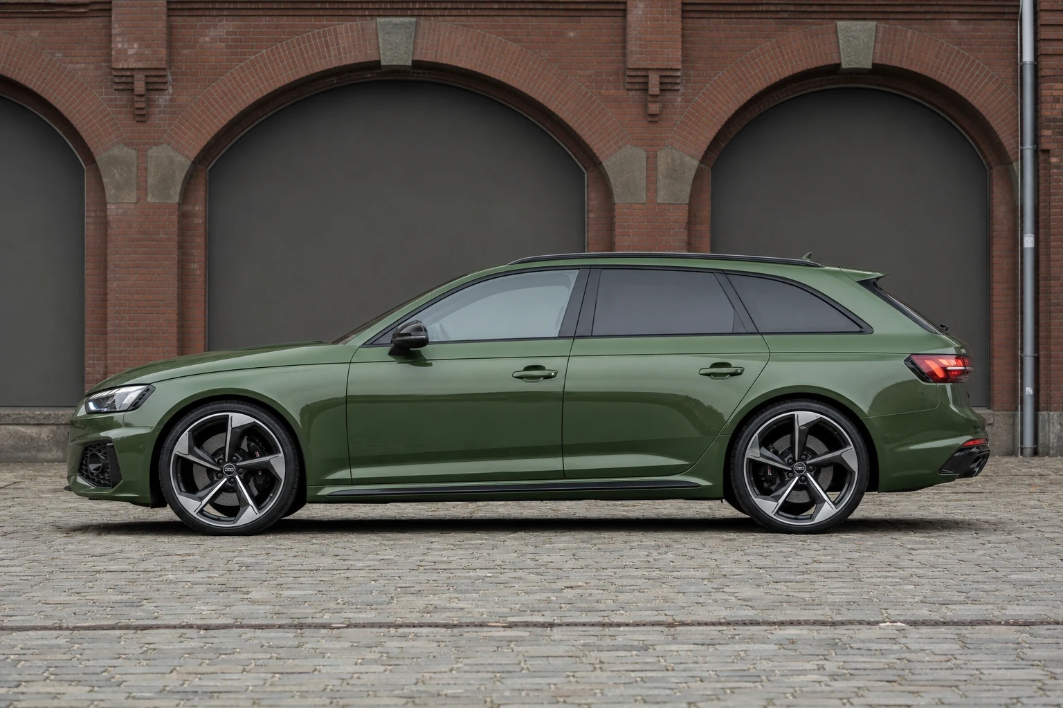 Seitenansicht (Fahrerseite) des Audi A4 5. Gen als RS4 Avant (mit KI erzeugt)
