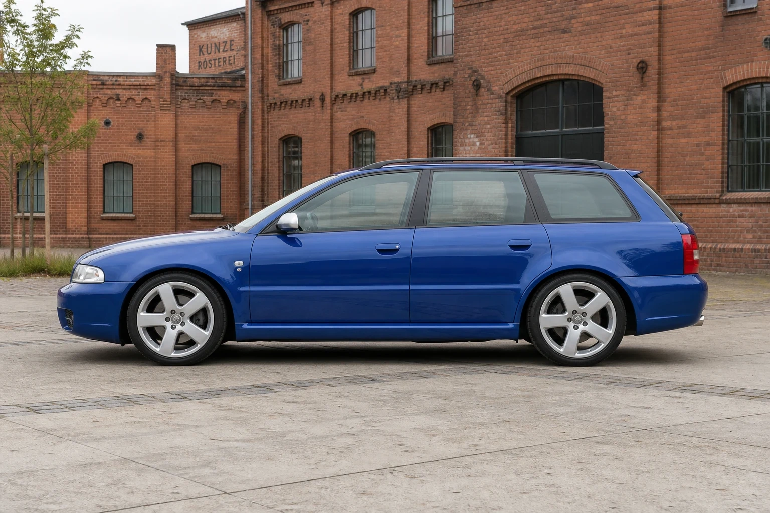Seitenansicht (Fahrerseite) des Audi A4 1. Gen als RS4 Avant (mit KI erzeugt)