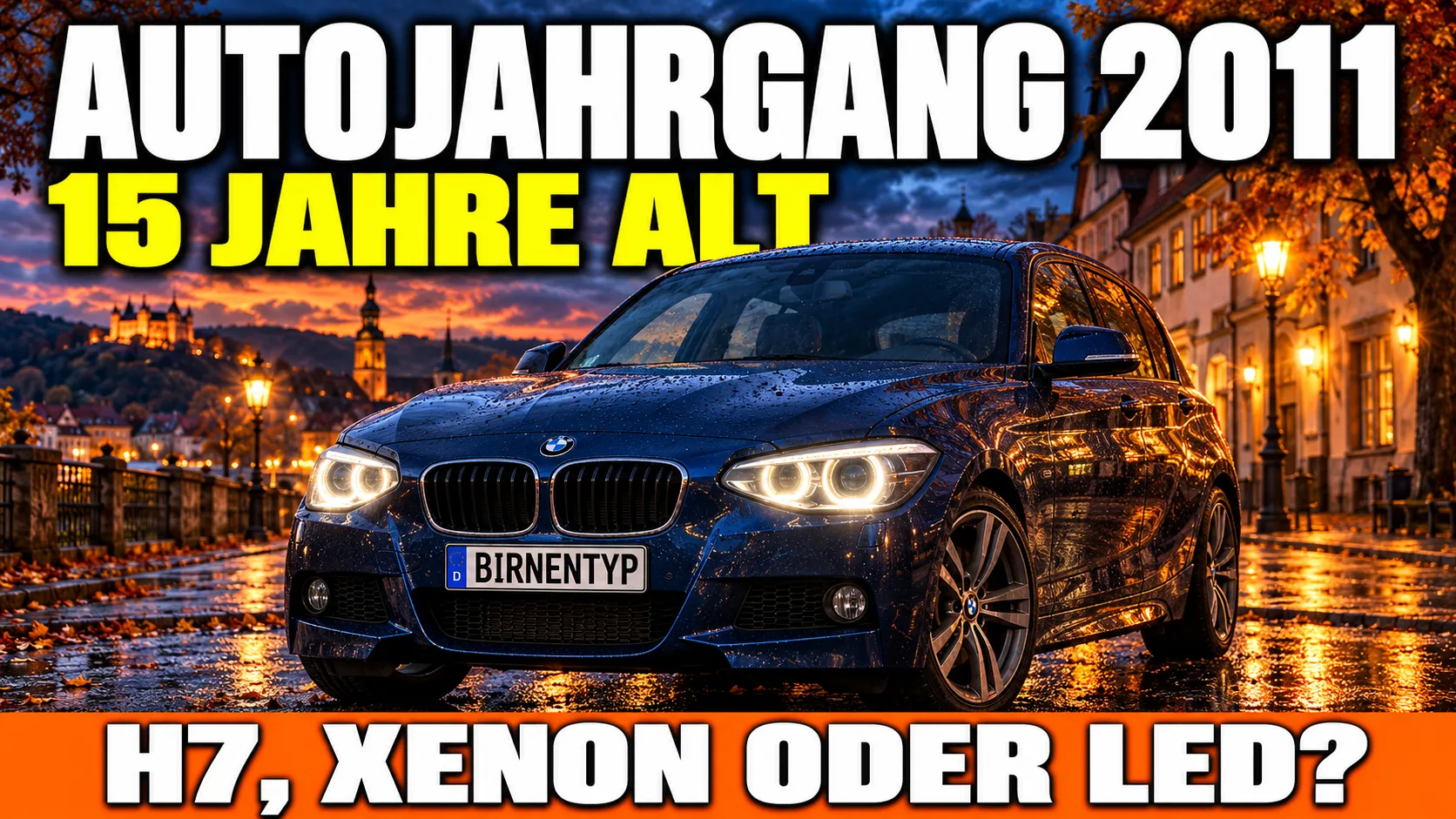 KI-generiertes Thumbnail: dunkelblauer BMW 1er F20 mit leuchtenden Corona-Ringen in der Dämmerung auf nasser Altstadtstraße, Kennzeichen BIRNENTYP, Aufschrift Autojahrgang 2011, 15 Jahre alt, H7, Xenon oder LED? (mit KI erzeugt)