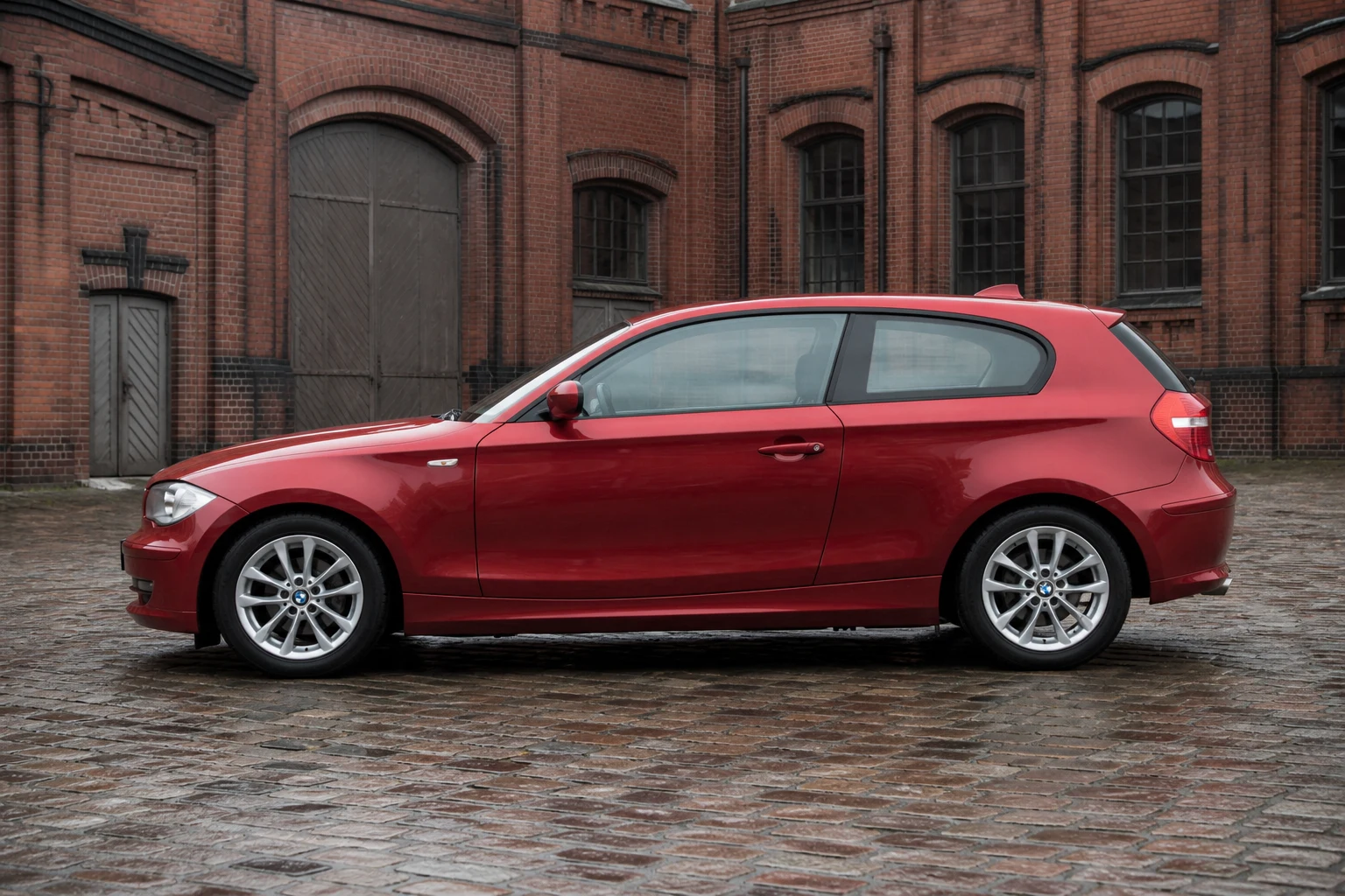 Seitenansicht (Fahrerseite) des BMW 1er 1. Gen als 3-Türer (mit KI erzeugt)