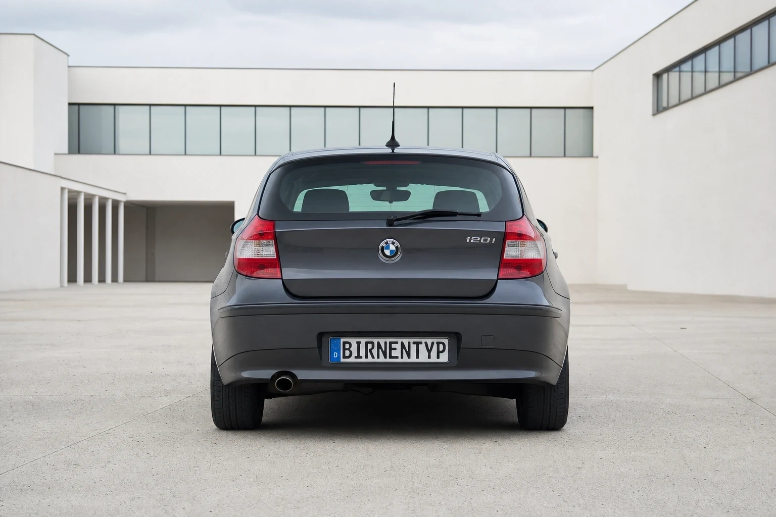 Heck-Ansicht des BMW 1er 1. Gen (mit KI erzeugt)