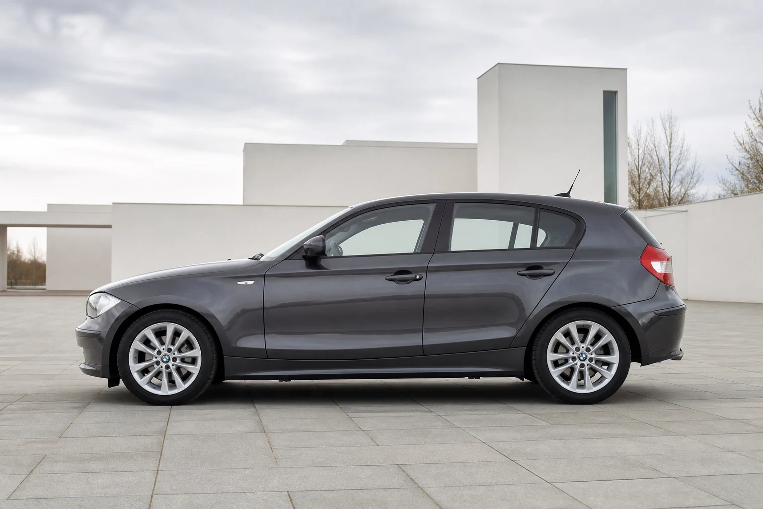 Seitenansicht (Fahrerseite) des BMW 1er 1. Gen als 5-Türer (mit KI erzeugt)