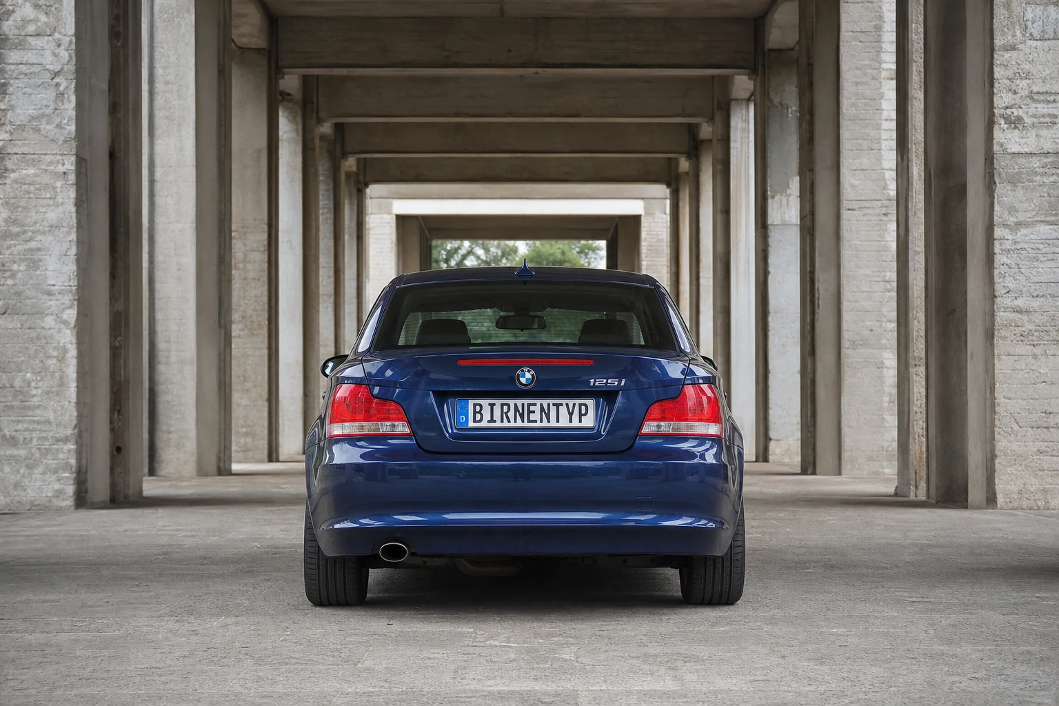 Heck-Ansicht des BMW 1er 1. Gen (Coupé) (mit KI erzeugt)