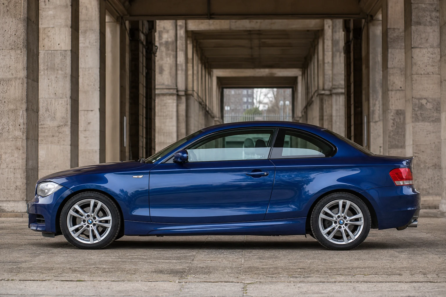 Seitenansicht (Fahrerseite) des BMW 1er 1. Gen als Coupé (mit KI erzeugt)