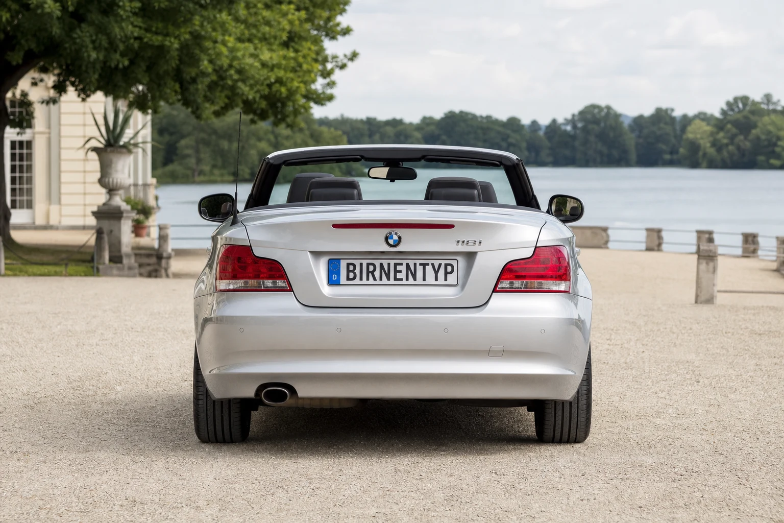 Heck-Ansicht des BMW 1er 1. Gen (Cabriolet) (mit KI erzeugt)