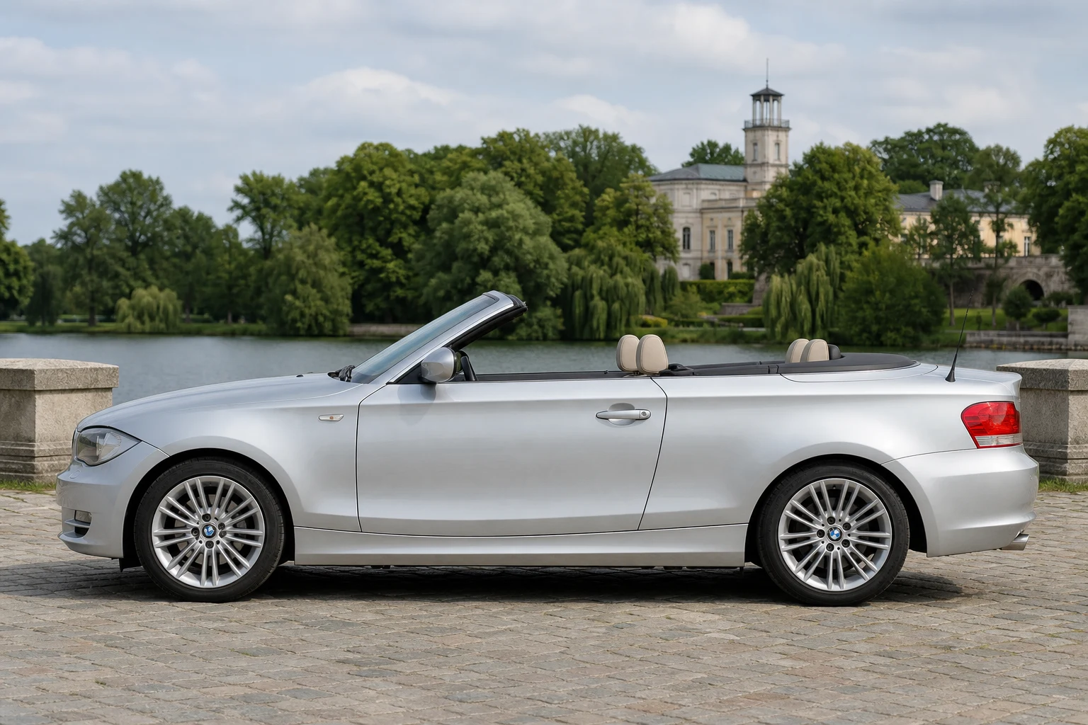 Seitenansicht (Fahrerseite) des BMW 1er 1. Gen als Cabriolet (mit KI erzeugt)