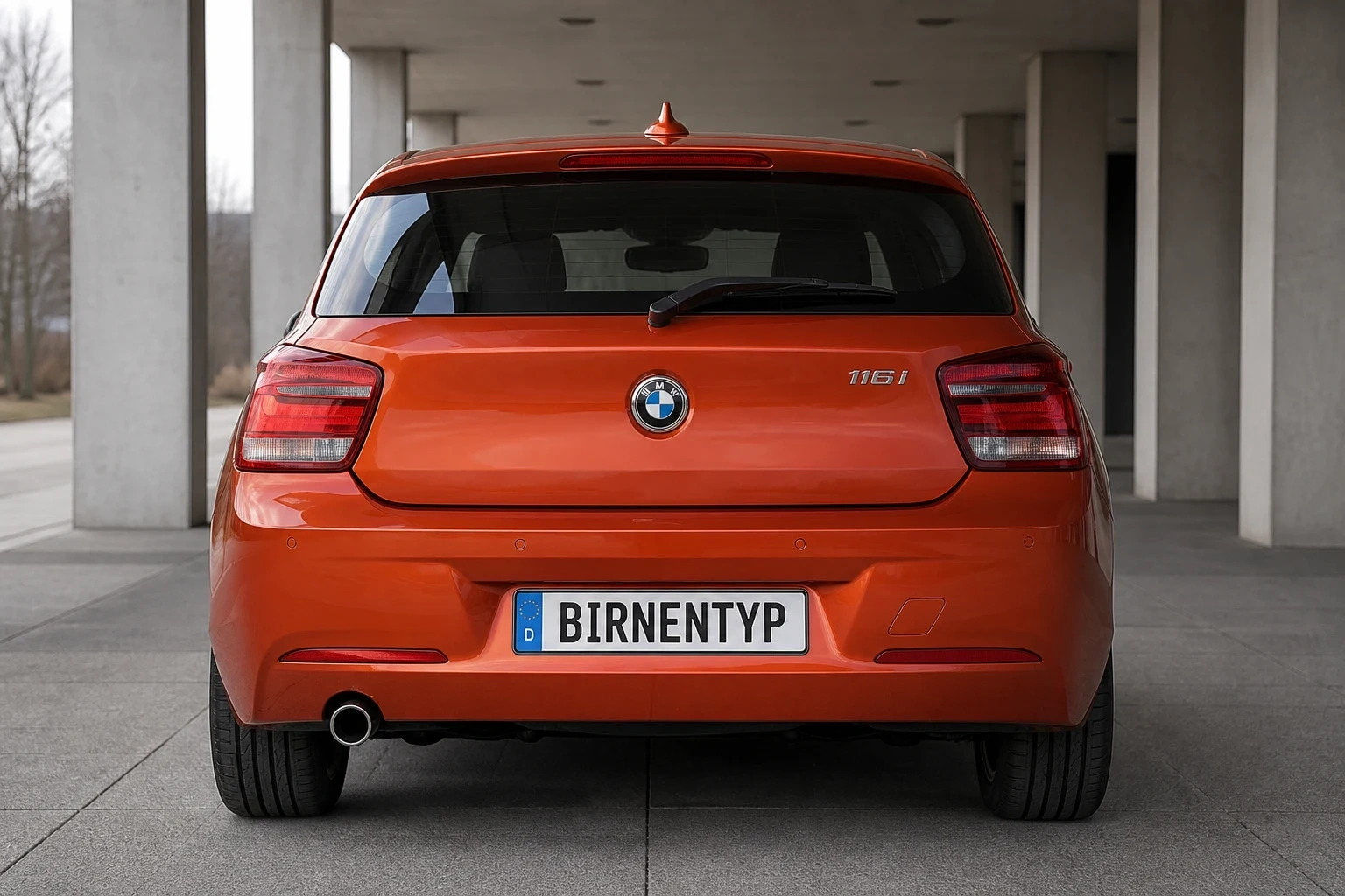 Heck-Ansicht des BMW 1er 2. Gen (mit KI erzeugt)
