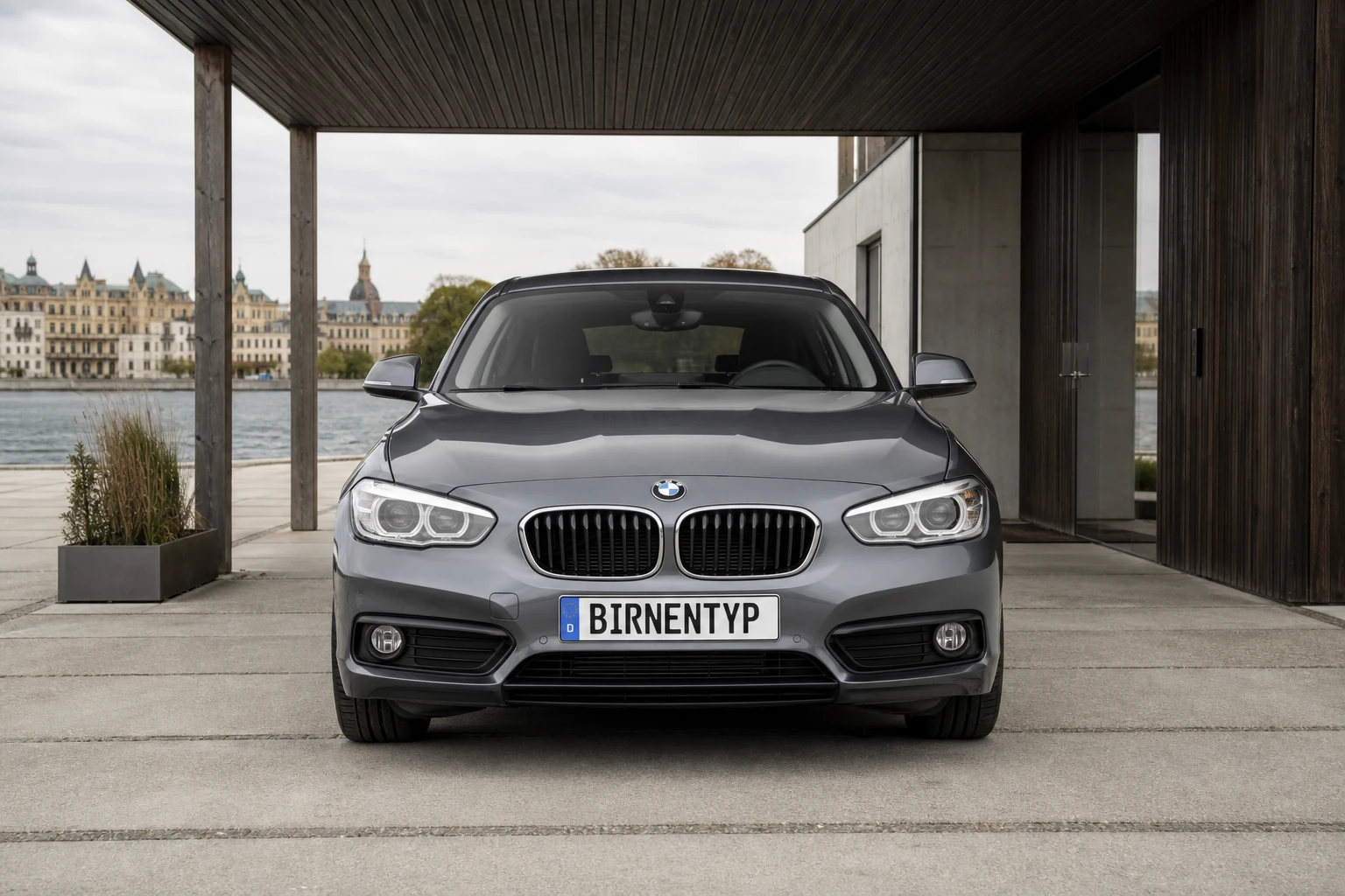 Frontansicht des BMW 1er 2. Gen (3-Türer) (mit KI erzeugt)