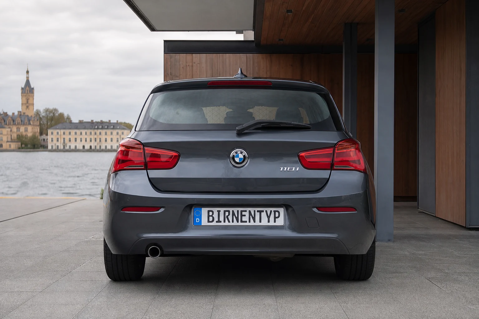 Heck-Ansicht des BMW 1er 2. Gen (3-Türer) (mit KI erzeugt)