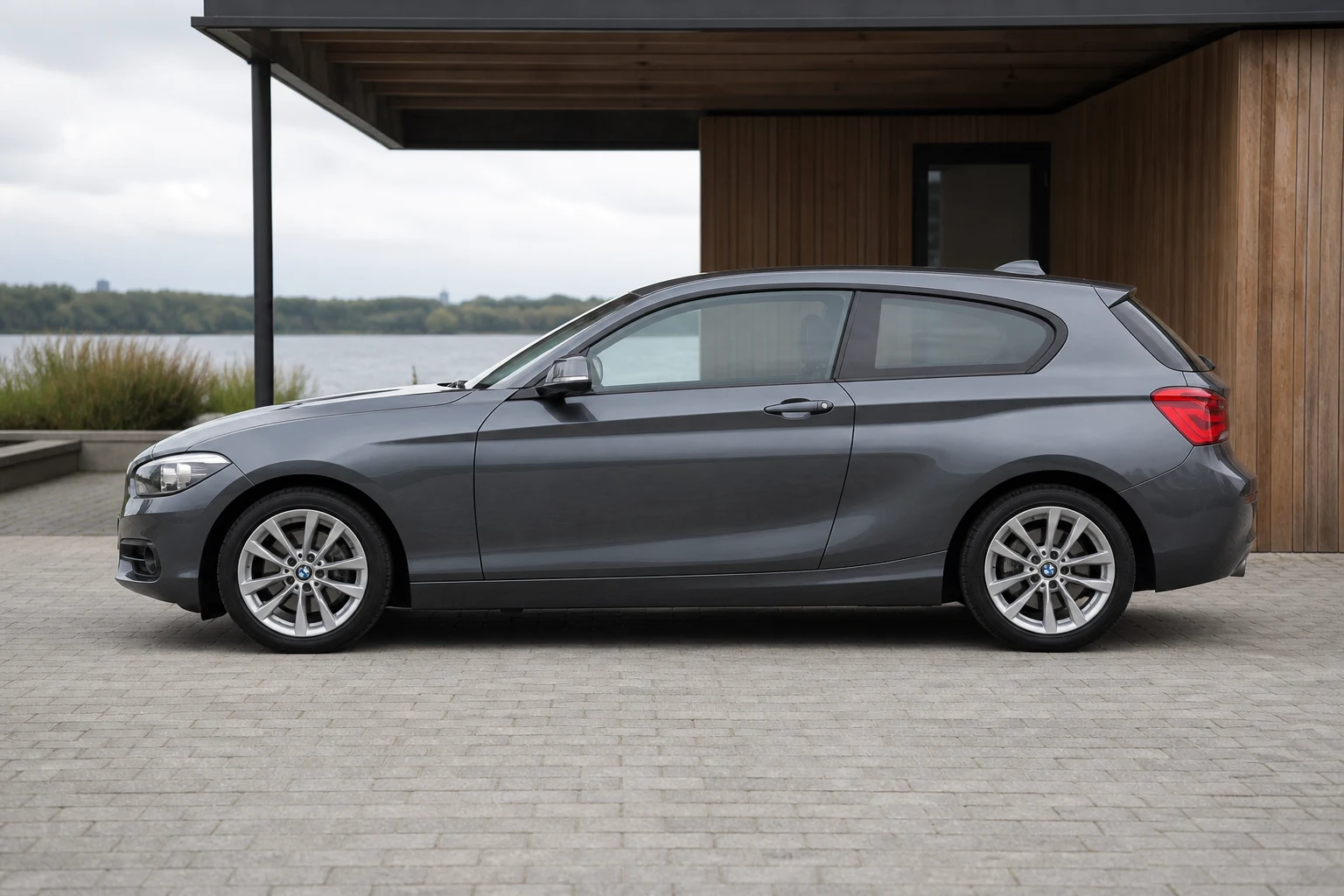 Seitenansicht (Fahrerseite) des BMW 1er 2. Gen als 3-Türer (mit KI erzeugt)