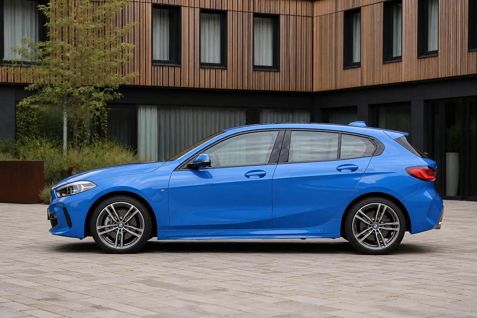 Seitenansicht (Fahrerseite) des BMW 1er 3. Gen als 5-Türer (mit KI erzeugt)