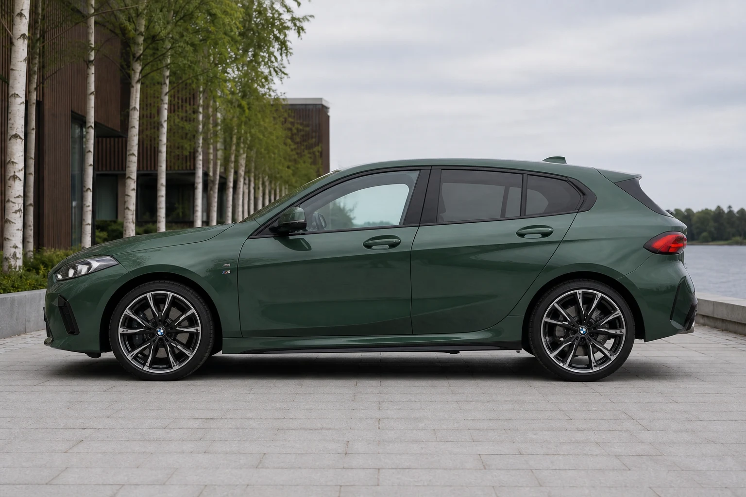 Seitenansicht (Fahrerseite) des BMW 1er 4 als 5-Türer (mit KI erzeugt)