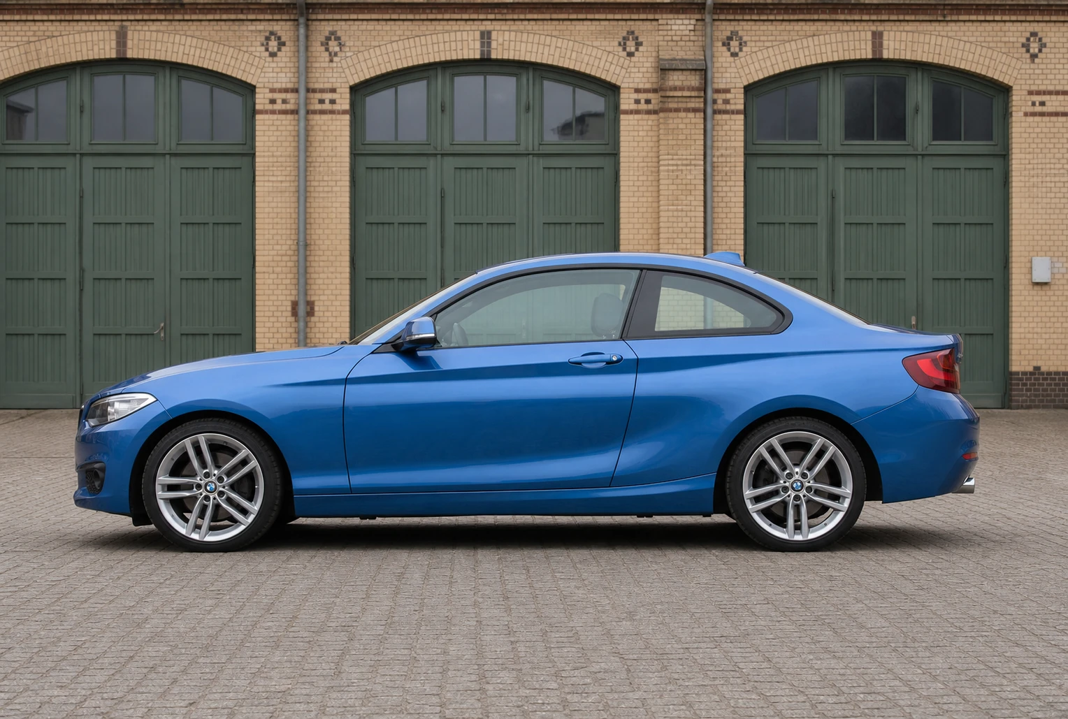 Seitenansicht (Fahrerseite) des BMW 2er 1 als Coupé (mit KI erzeugt)