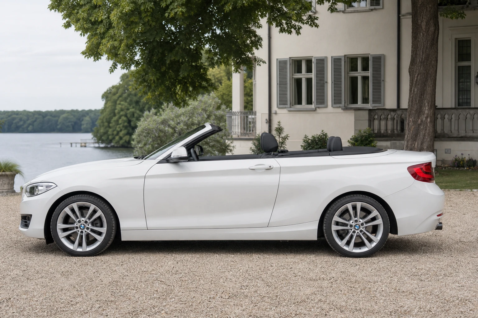 Seitenansicht (Fahrerseite) des BMW 2er 1 als Cabriolet (mit KI erzeugt)