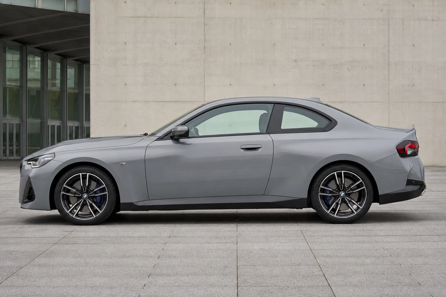 Seitenansicht (Fahrerseite) des BMW 2er 2 als Coupé (mit KI erzeugt)