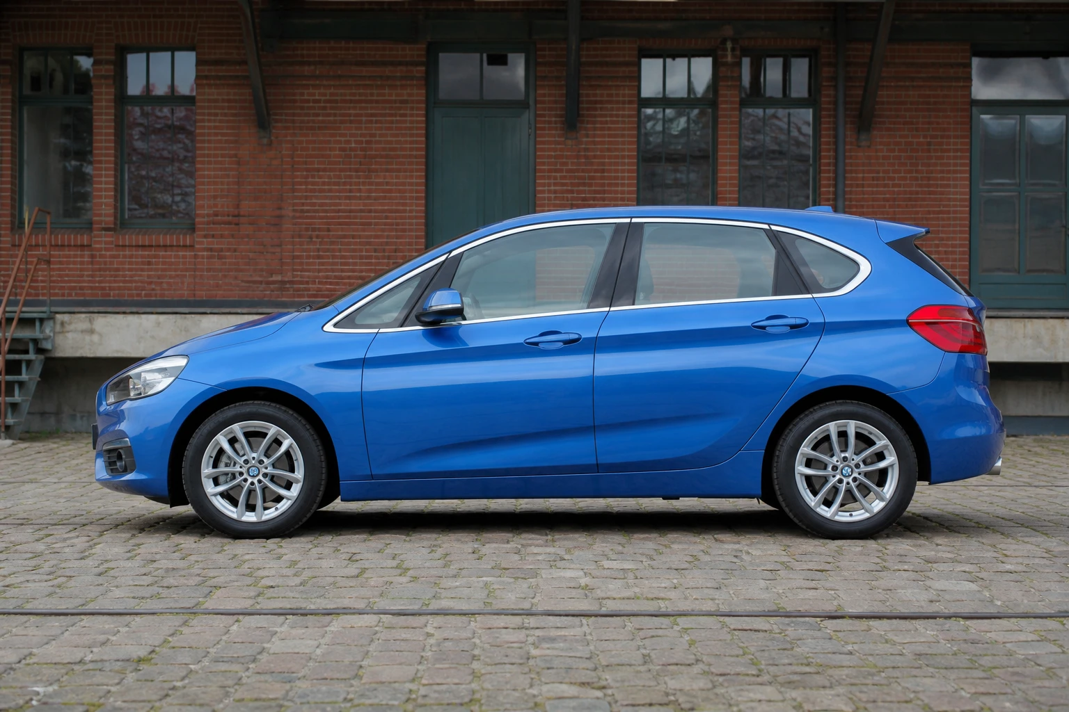 Seitenansicht (Fahrerseite) des BMW 2er Active Tourer & 2er Gran Tourer 1 als Active Tourer (mit KI erzeugt)
