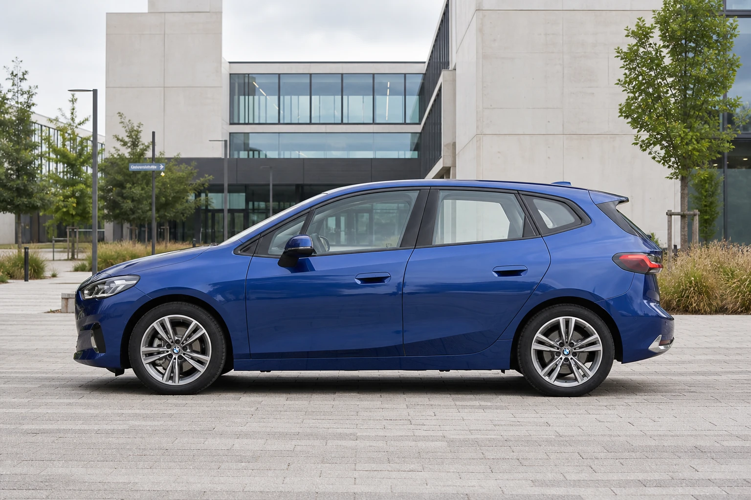 Seitenansicht (Fahrerseite) des BMW 2er Active Tourer & 2er Gran Tourer 2 als Active Tourer (mit KI erzeugt)