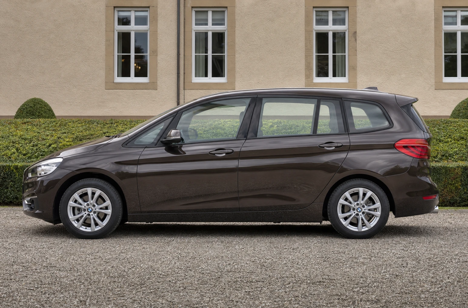 Seitenansicht (Fahrerseite) des BMW 2er Active Tourer & 2er Gran Tourer 1 als Gran Tourer (mit KI erzeugt)
