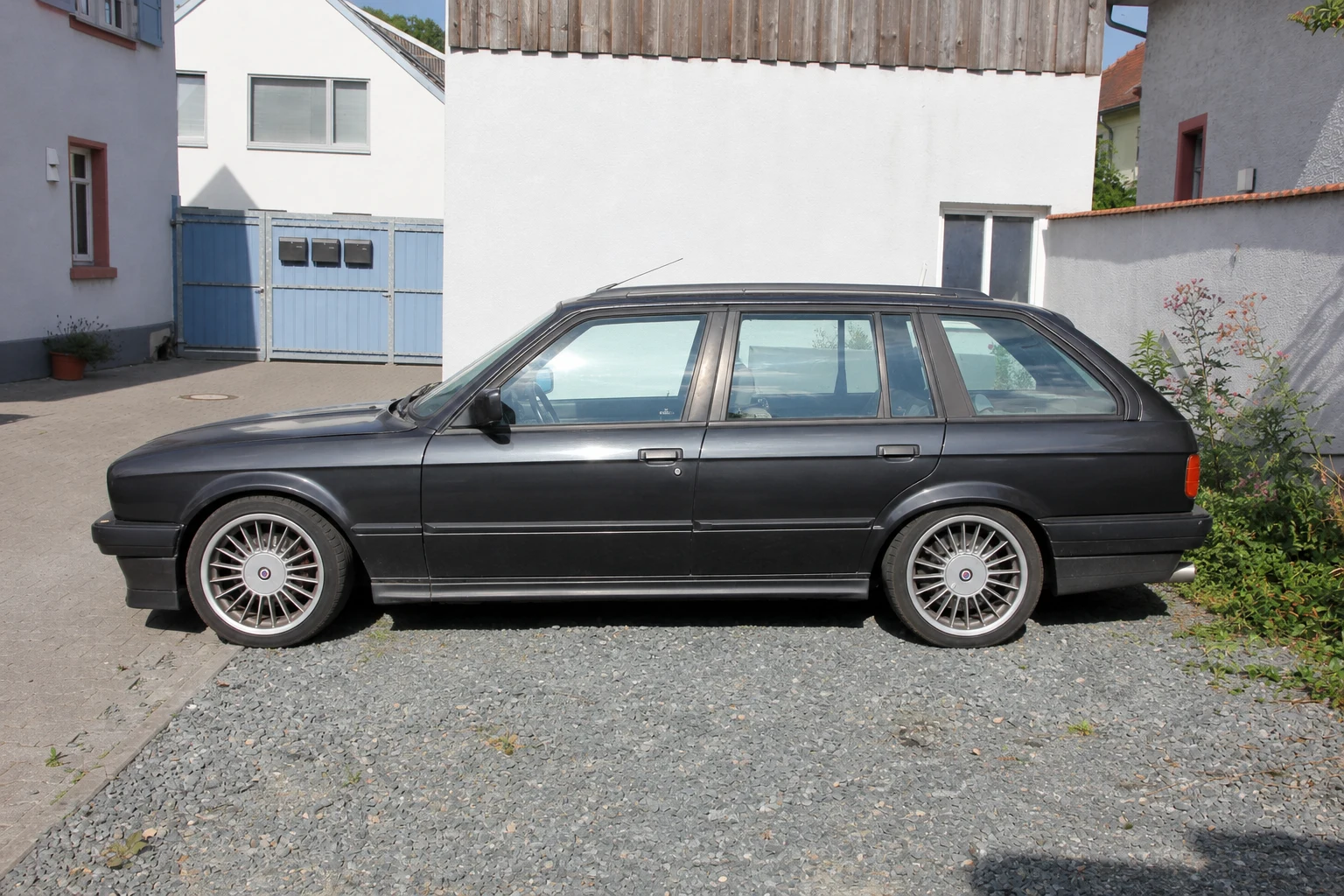 Seitenansicht (Fahrerseite) des BMW 3er als Touring / Kombi (mit KI erzeugt)