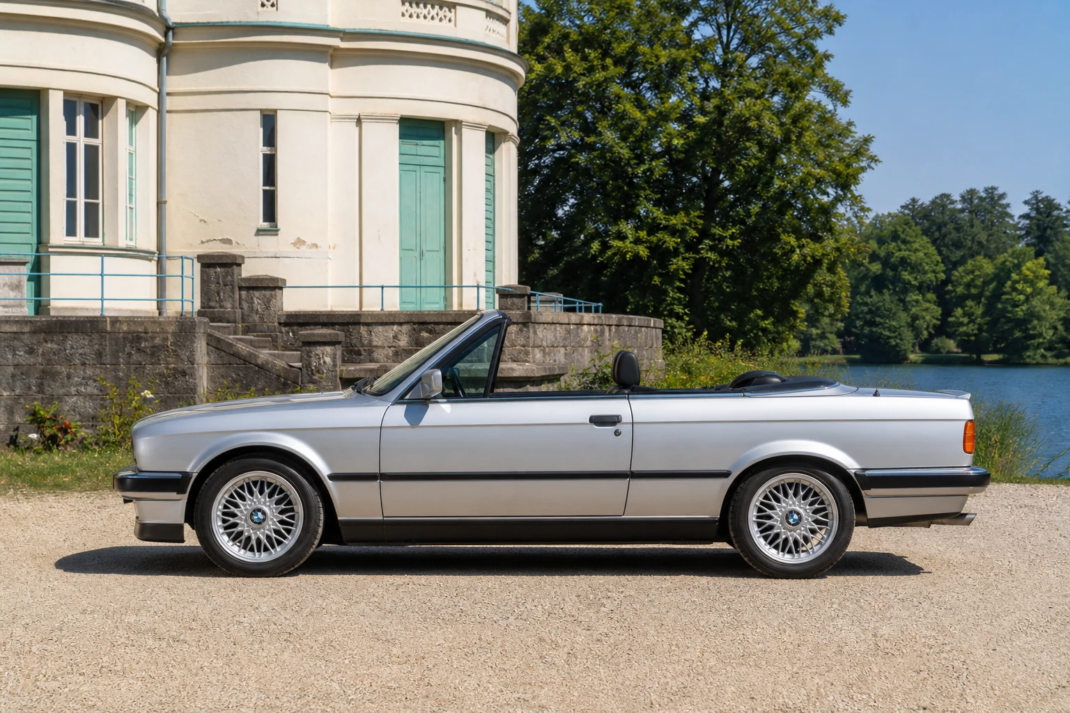Seitenansicht (Fahrerseite) des BMW 3er als Cabriolet (mit KI erzeugt)