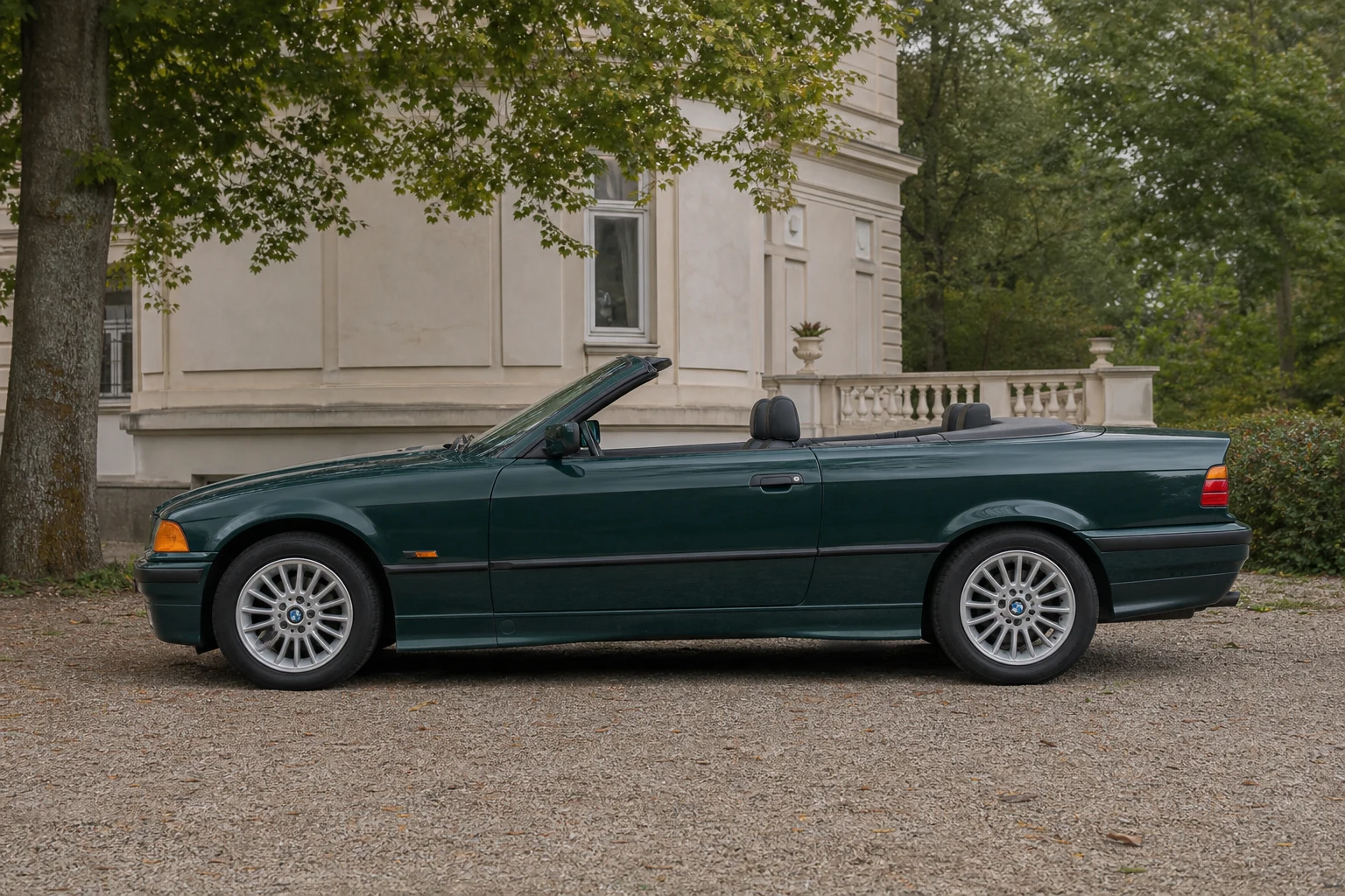 Seitenansicht (Fahrerseite) des BMW 3er 3. Gen als Cabriolet (mit KI erzeugt)