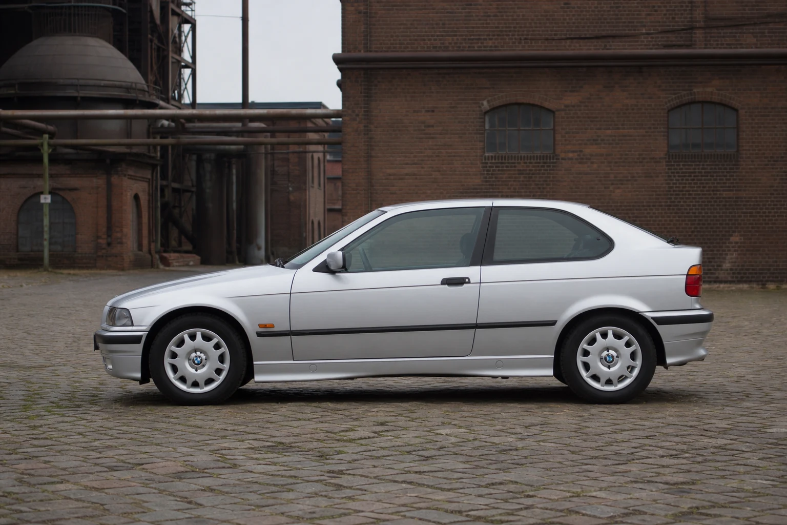 Seitenansicht (Fahrerseite) des BMW 3er 3. Gen als Compact (mit KI erzeugt)
