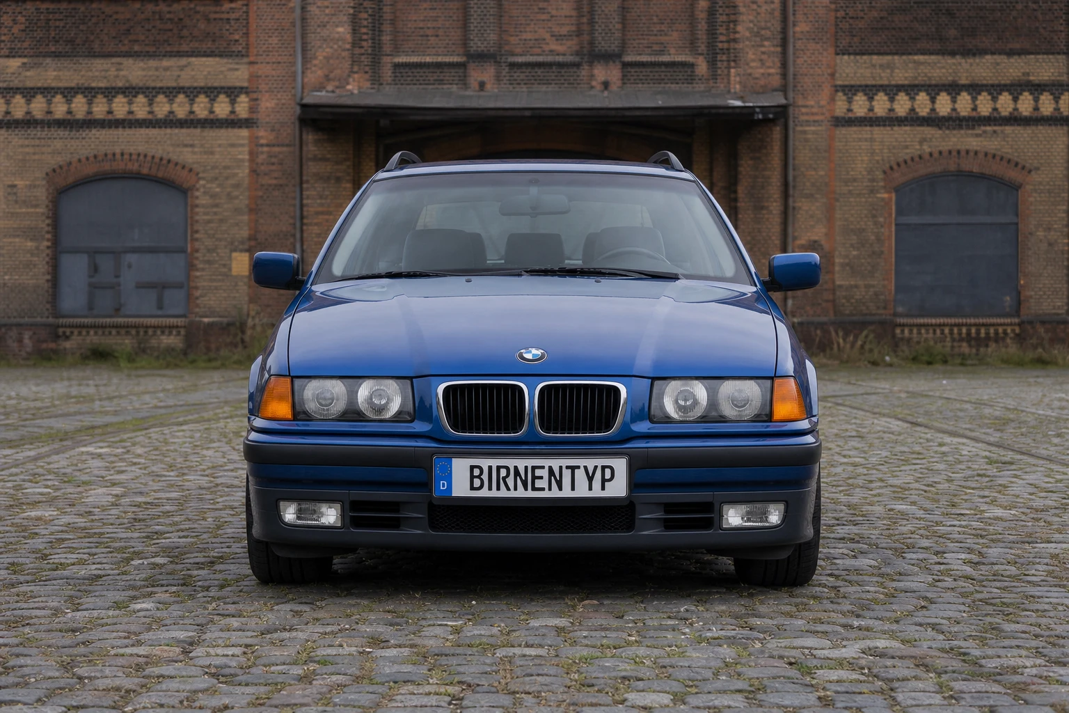 Frontansicht des BMW 3er 3. Gen (Touring / Kombi) (mit KI erzeugt)