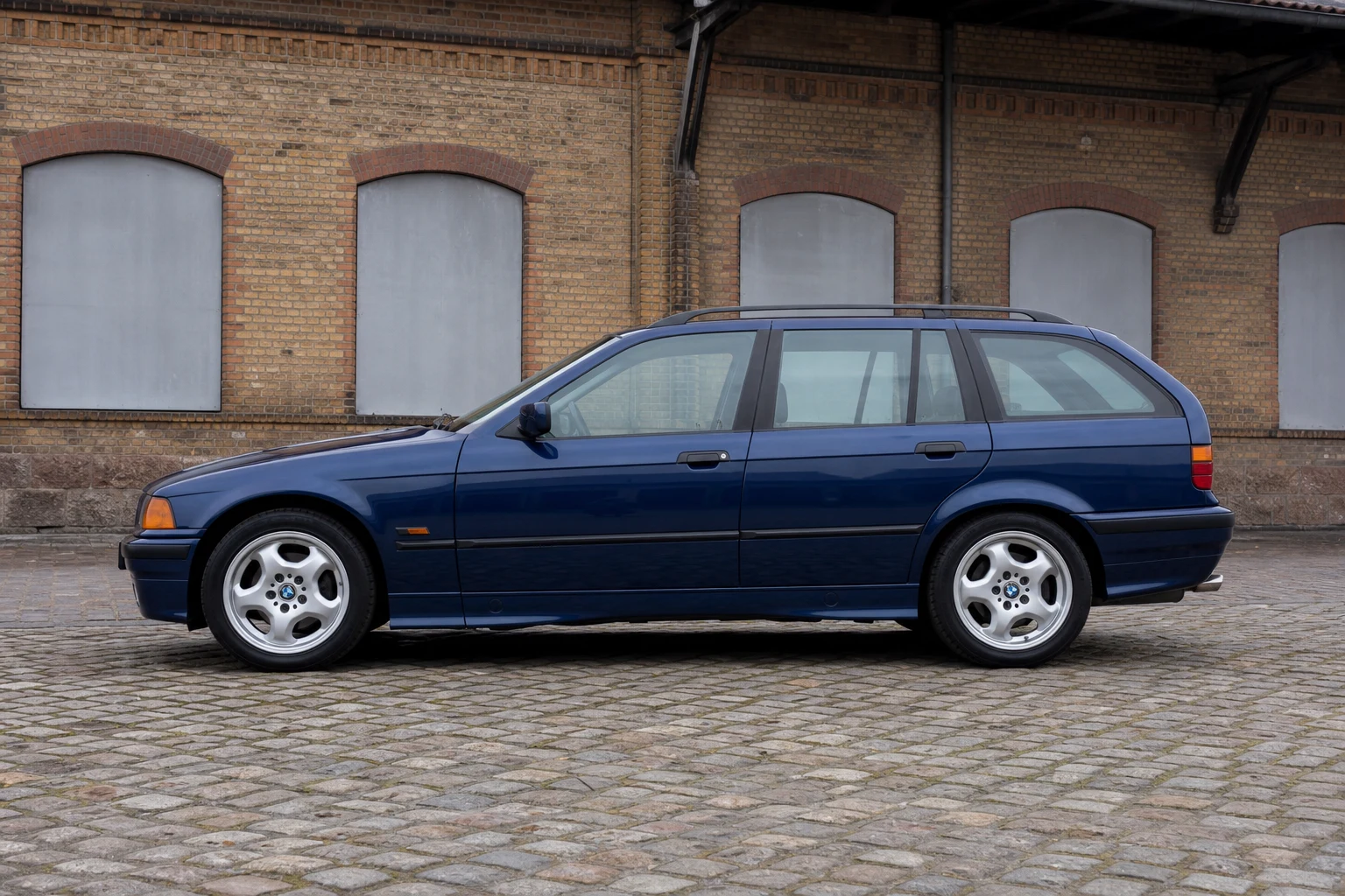 Seitenansicht (Fahrerseite) des BMW 3er 3. Gen als Touring / Kombi (mit KI erzeugt)