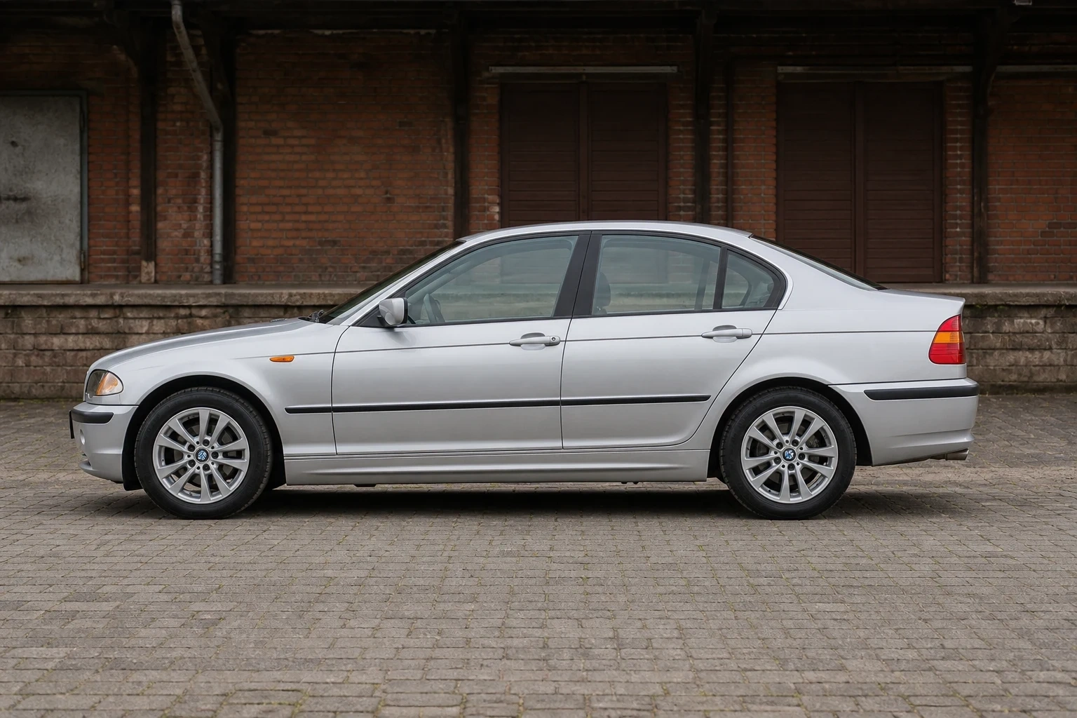 Seitenansicht (Fahrerseite) des BMW 3er 4. Gen als Limousine (mit KI erzeugt)