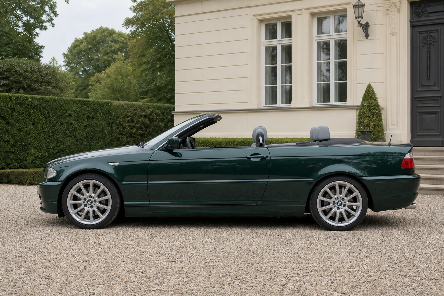Seitenansicht (Fahrerseite) des BMW 3er 4. Gen als Cabriolet (mit KI erzeugt)