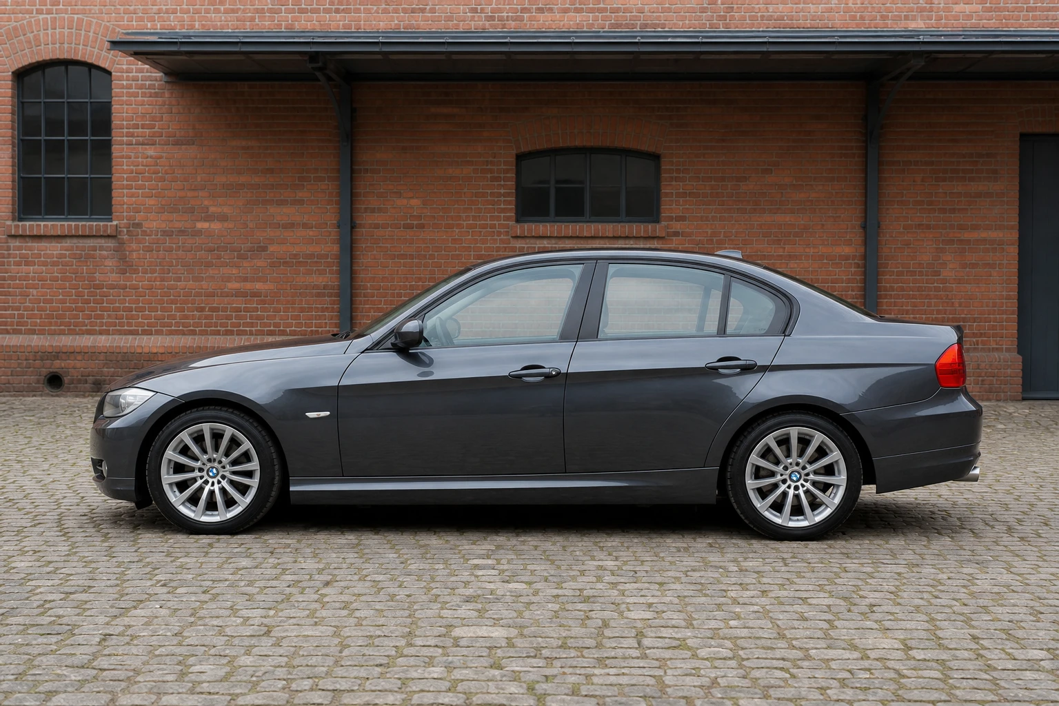 Seitenansicht (Fahrerseite) des 3er BMW als Limousine (mit KI erzeugt)