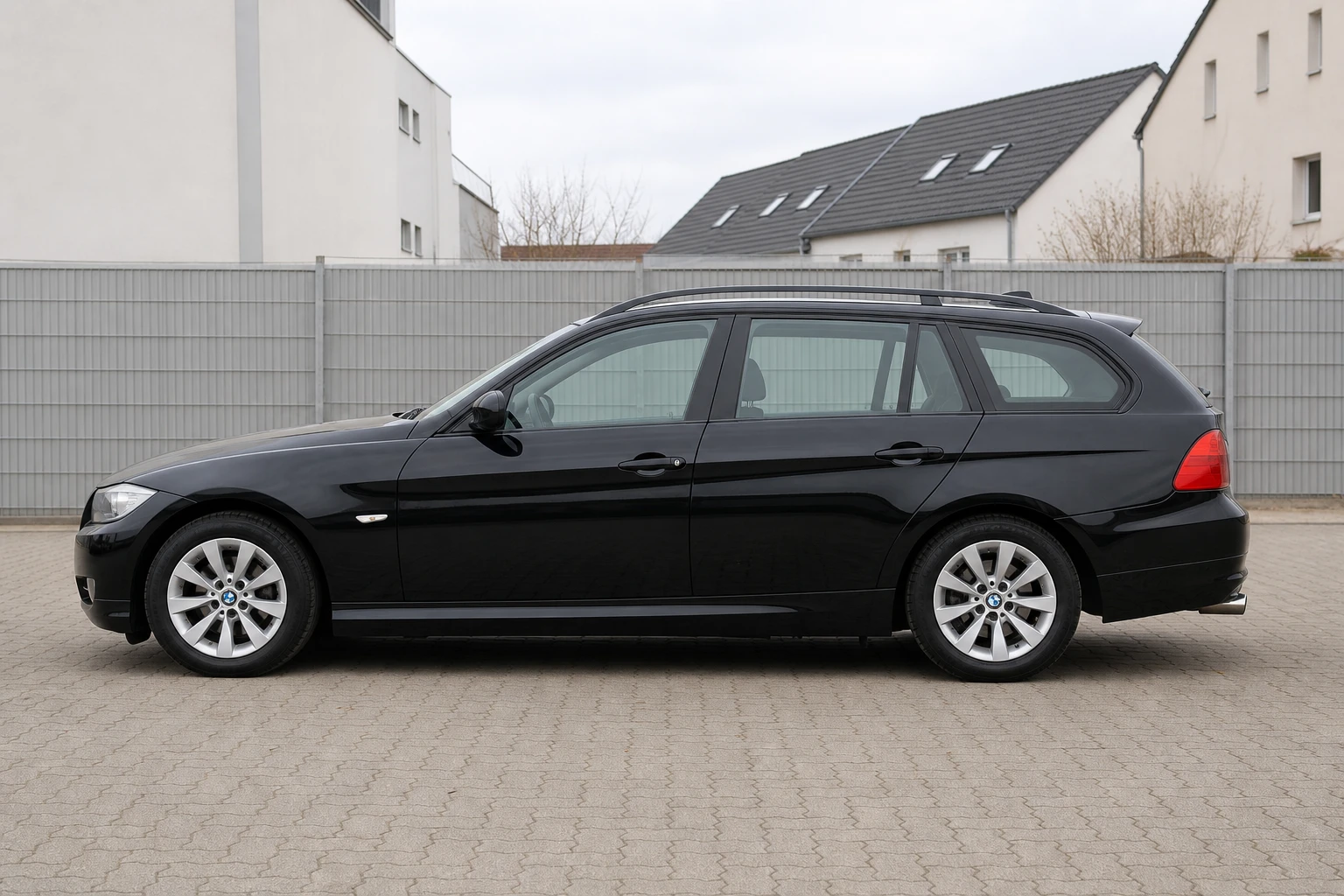 Seitenansicht (Fahrerseite) des 3er BMW als Touring / Kombi (mit KI erzeugt)